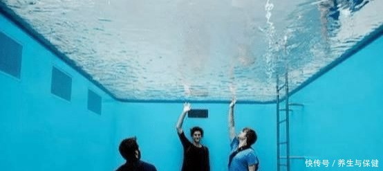 这个泳池人们能够在水底自由行走，可以随意交流，衣服还不会湿！