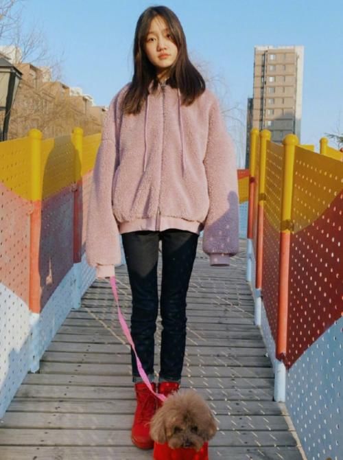 「 赵薇」外出就穿姨妈色的马丁靴,秀出110腿长,赵薇“女儿”才12岁
