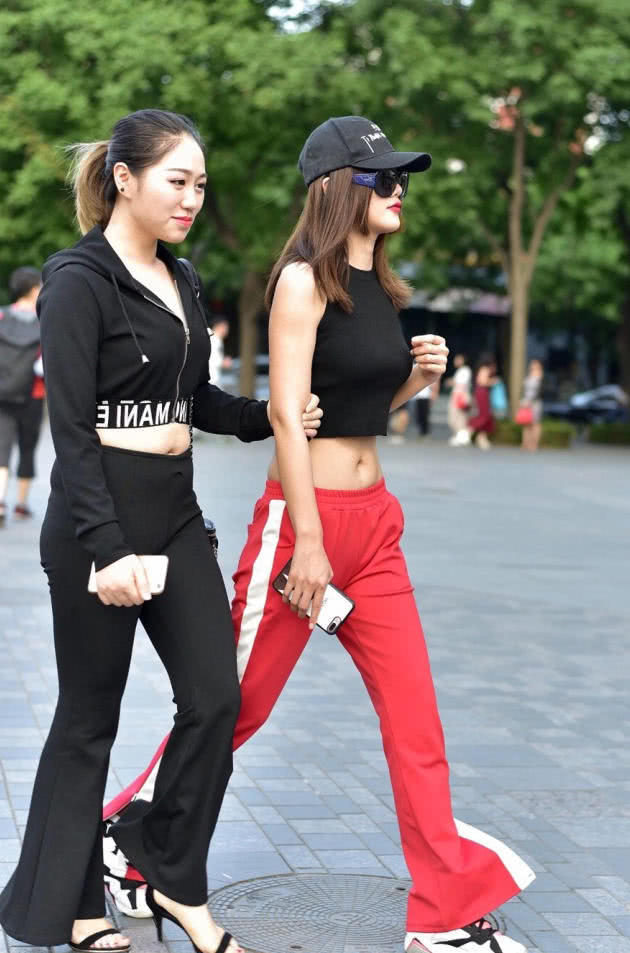 穿搭时尚的小姐妹一起逛街，闺蜜太让人尴尬了