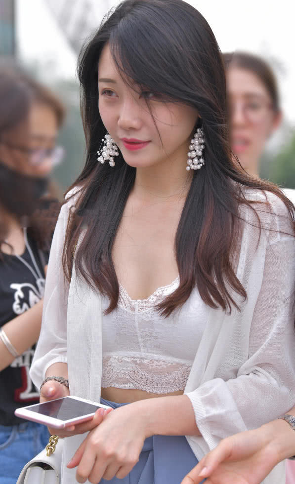 微胖小姐姐白色蕾丝束胸俏皮甜美,和闺蜜一起出街,太有“心机”