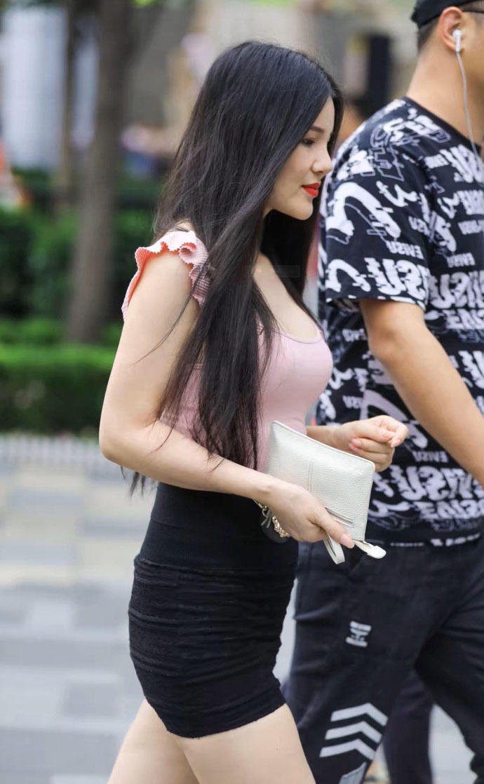 极品熟女紧身衣裹出浑圆完美曲线，路人十分嫉妒男友的幸福生活