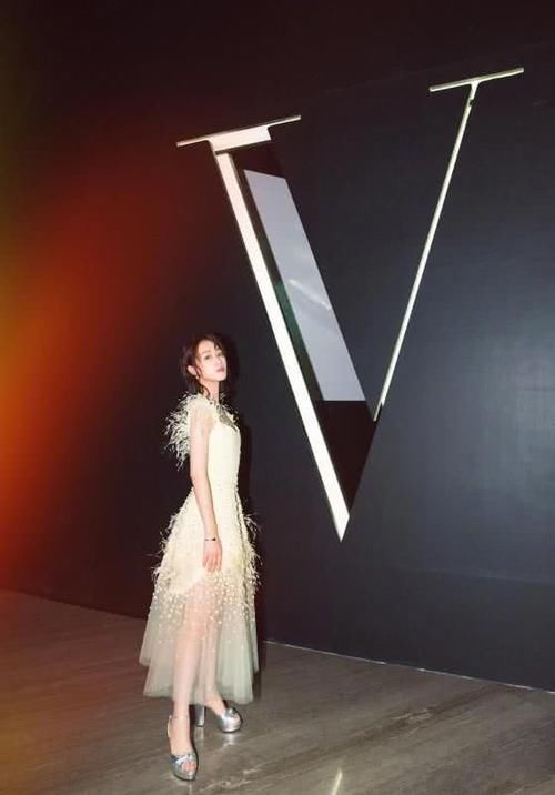 蓝盈莹穿小黄裙大秀好身材,大长腿超吸晴,身材比例真好!