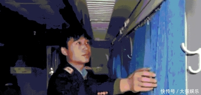 为什么当火车大半夜经过某些地方时，乘务员会尽快拉上窗帘呢