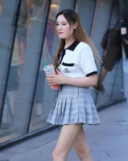 #清新#养眼女神街拍:天生丽质的小姐姐,一件白色上衣配百褶裙,时尚清新女神范