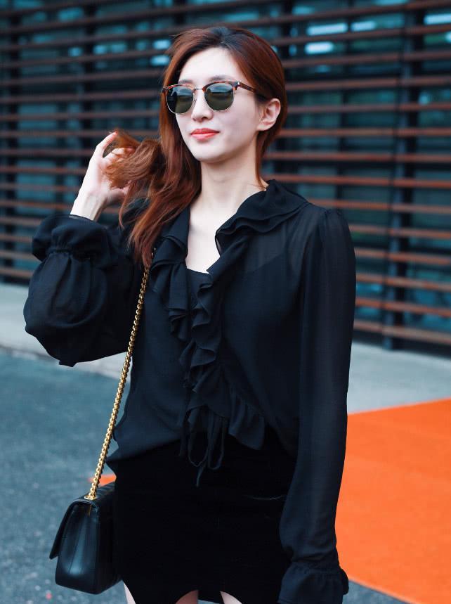 江疏影一身黑装好有魅力，穿平底鞋还能秀出大长腿，穿搭很惊艳！