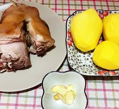 「外婆」外婆的祖传秘方—土豆蒸蹄膀