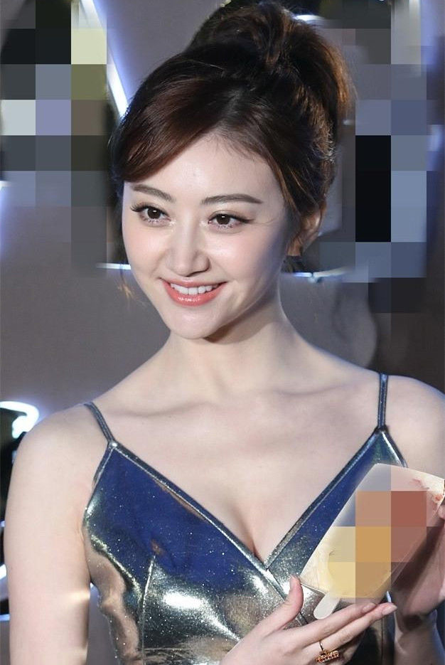 景甜一袭长裙出席活动，皮肤白皙，笑容甜美