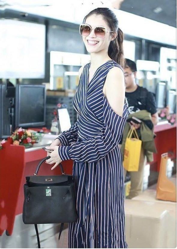 三人同穿条纹裙，张梓琳竟然完败给韩雪，何穗都成陪衬!