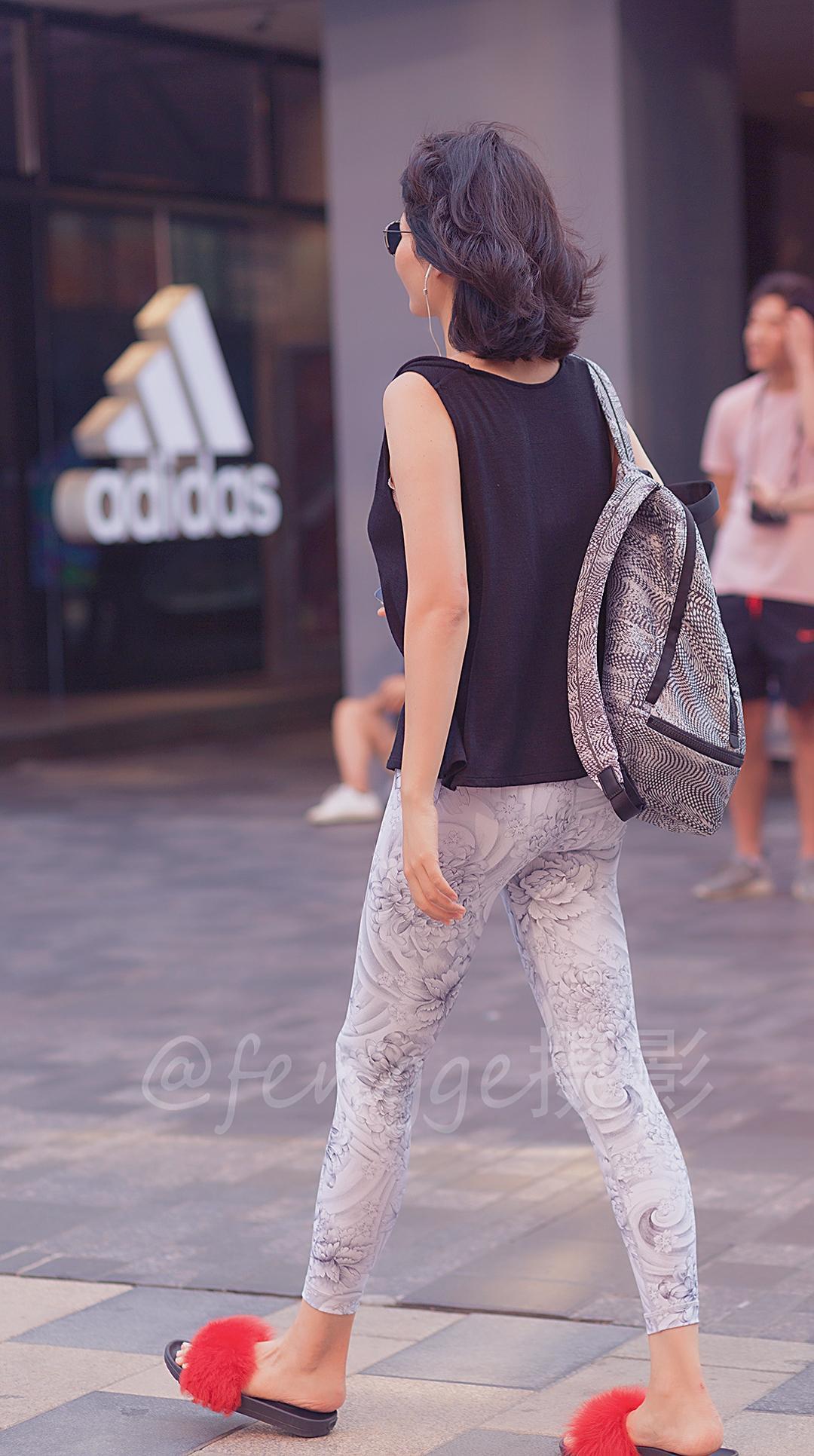 街拍: 这条白色印花紧身裤真特别, 从此再不用担心画风尴尬了