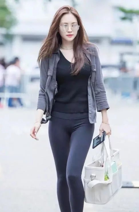 网红小姐姐一身黑色紧身装展现凹凸身材，真人看着比照片美多了