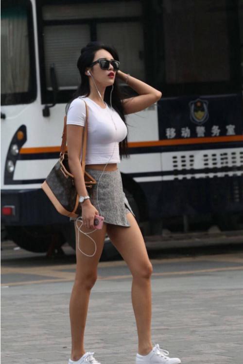 小姐姐好身材，非常迷人、白皙娇嫩的皮肤，香肩玉背好看极了！