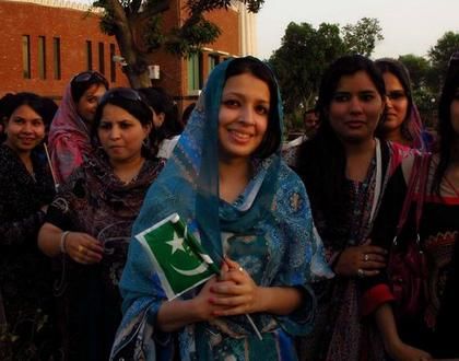 中国小伙到巴基斯坦旅游，和女孩握了一下手，却被逼着娶亲！