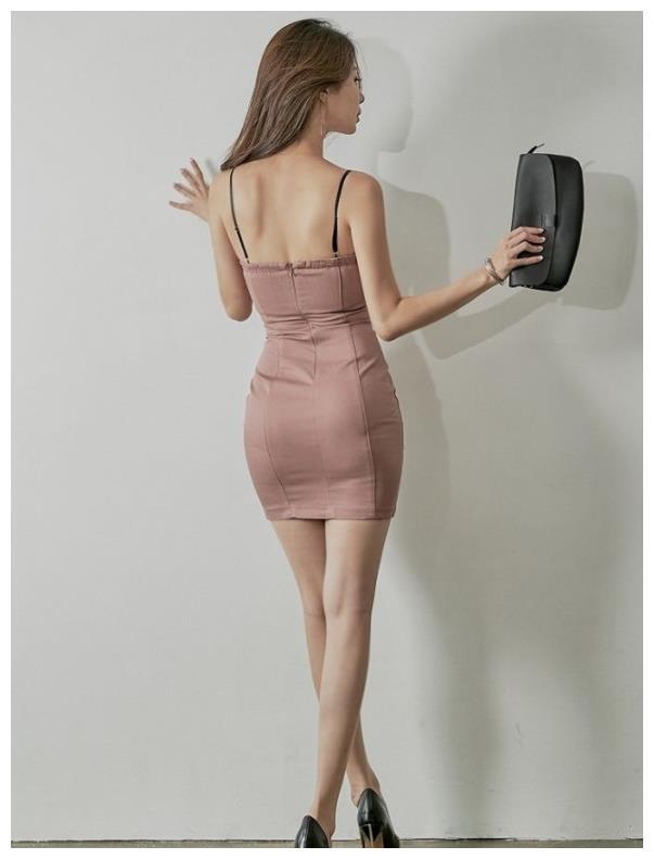 妩媚曲线的紧身裙美女，秀出傲人身材，彰显潮流的气息