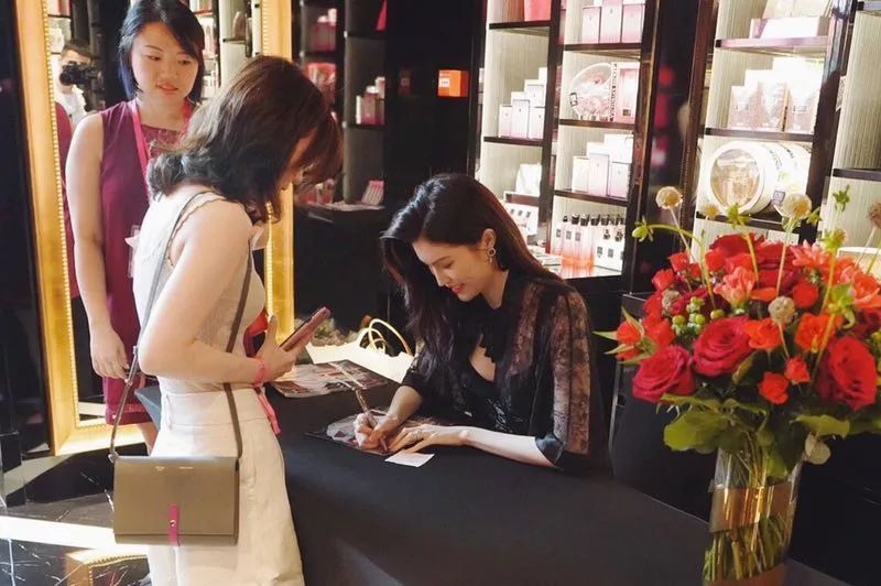 “维密天使”何穗下午在杭州被围观，原来那些传说是真的，肤白胸