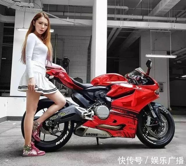 街拍：妹子穿裤子越破越时尚吗？网友：你妈叫你回家补裤子