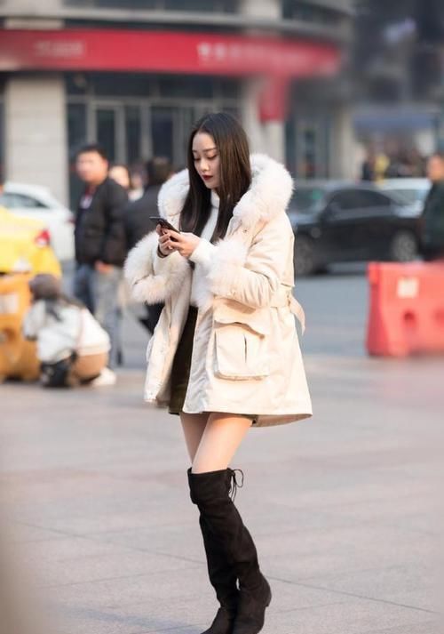 「迷人」路人街拍,小姐姐穿了一件网纱的裙子,娇小的身材很是迷人