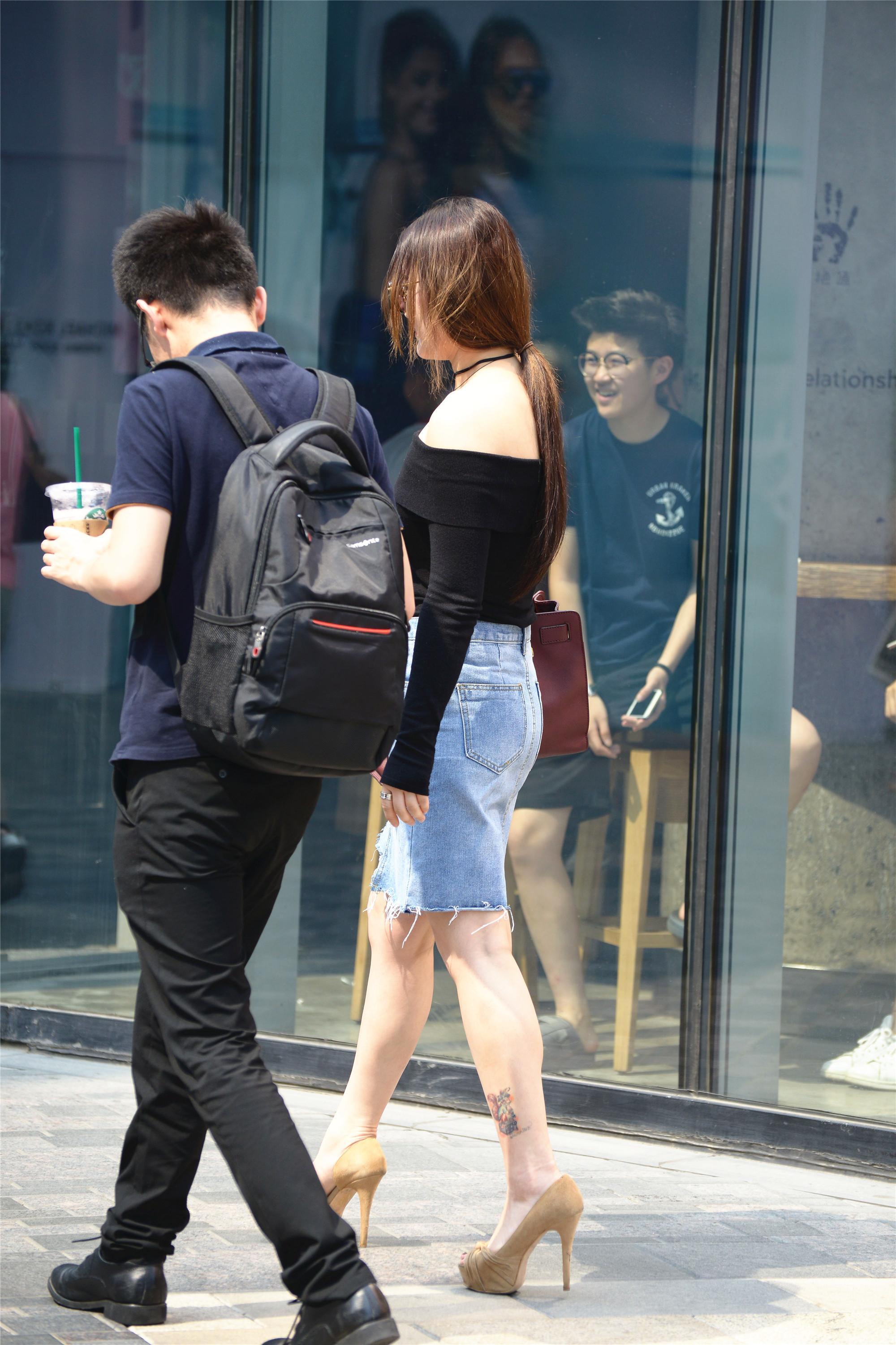 这位穿着牛仔包臀裙的小姐姐，她的一字肩和鱼嘴高跟也功不可没