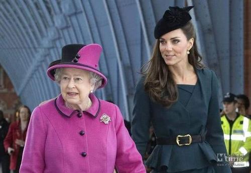 镜头下的英女王,皮肤焕白瑕疵少,凯特的优雅脸明显失色!