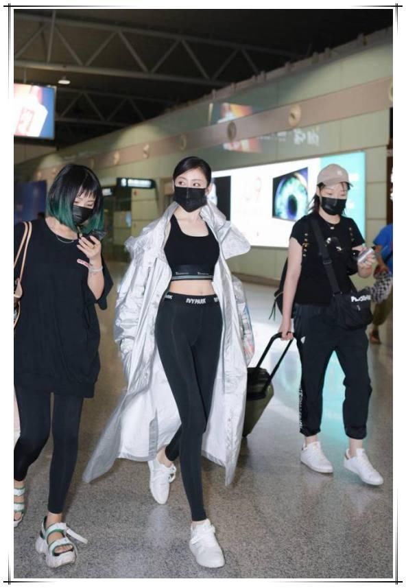 当奚梦瑶和张天爱同穿裹胸紧身衣，才知道身材和气质哪个更重要