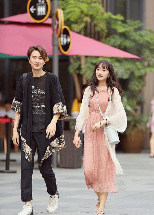 街拍：女人最美的时候就是秀身材美腿的时候！