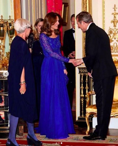 【 威斯敏斯特大教堂】这个举动却让人捏了把冷汗，凯特孔雀蓝礼服白金汉宫主场容光焕发