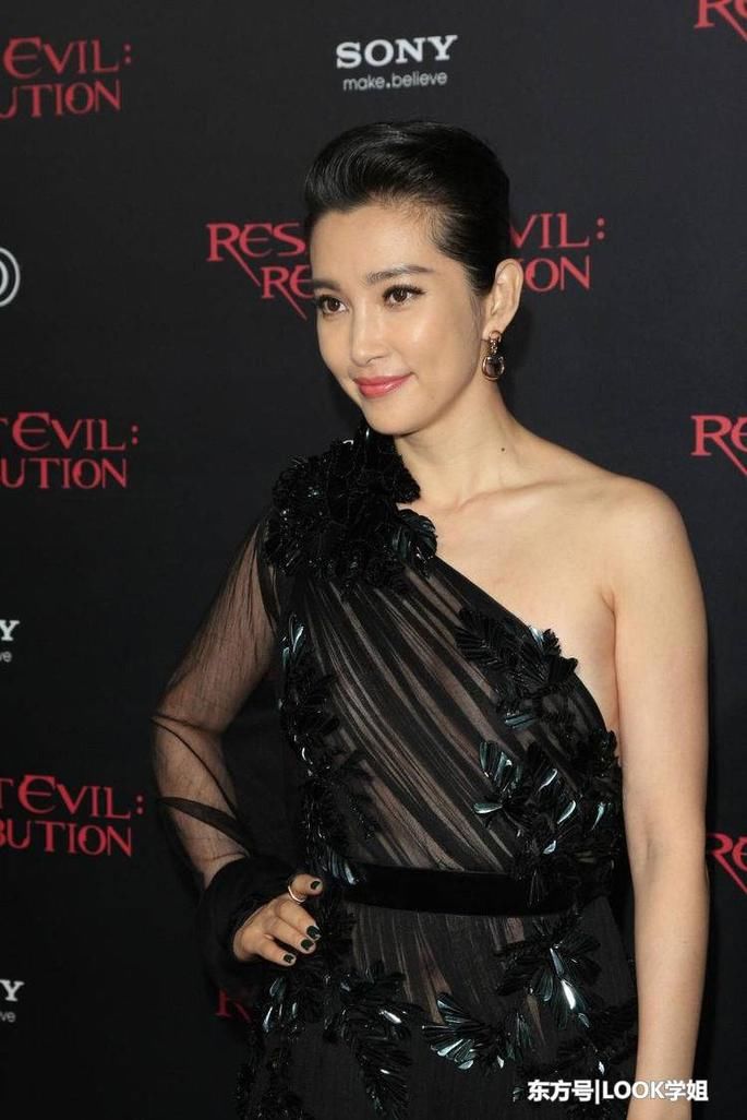 李冰冰真敢穿，透视纱裙惊艳全场，网友：都不好意思看了