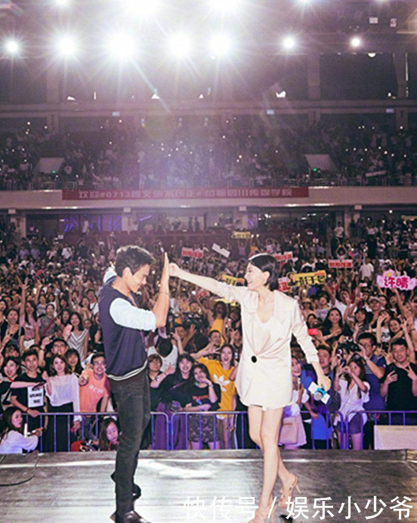 许晴终于露腿了，穿西装短裤撞上孙怡竟丝毫不差，网友：真好看！