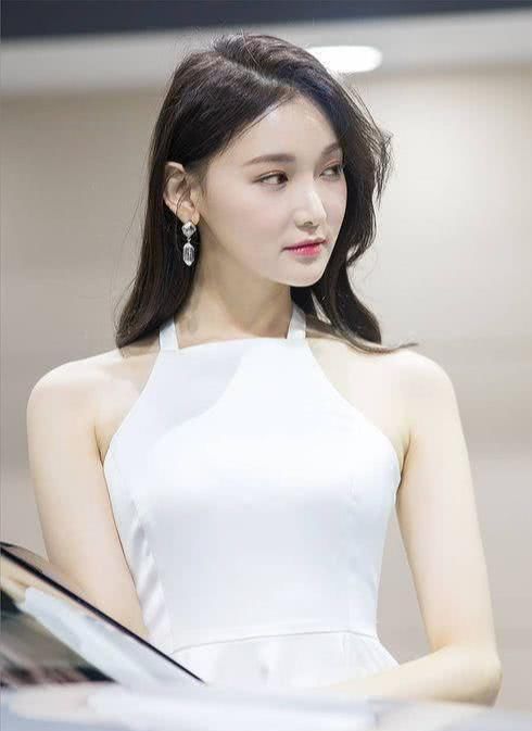  『气质』一条优雅的白色连衣裙，美女穿起来显气质，甜美又减龄