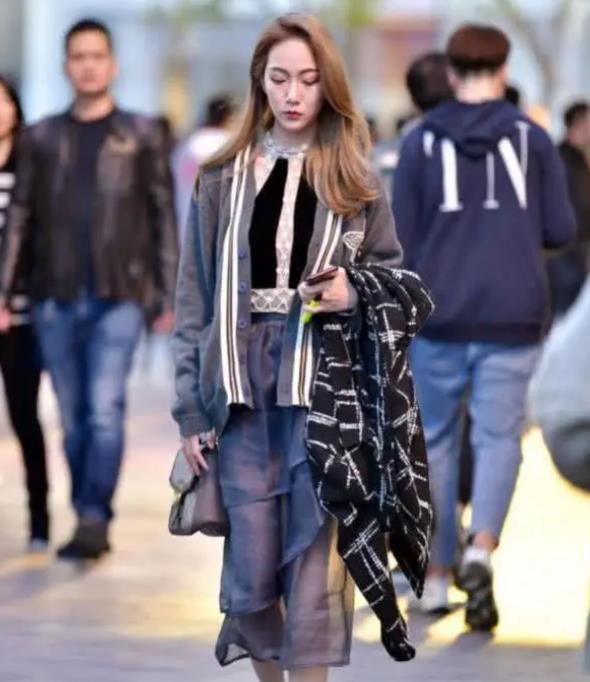  [美女]街拍：天生丽质的美女，一件紫色背心配黑色运动裤，青春活力气质