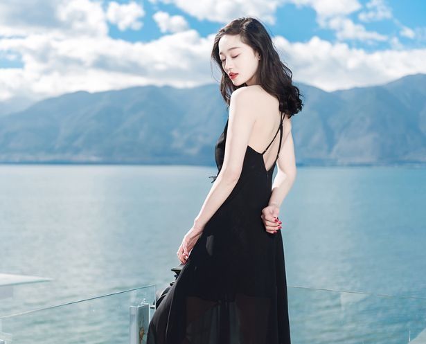 有这大海当背景，拍出的写真能不美？况且模特模样还这么俊