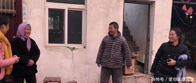  「出门」一到冬天，农村就出现一种奇怪的现象，穿睡衣出门的人