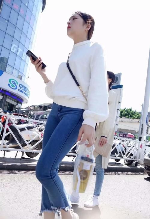  「个性」清纯女神白色卫衣搭配紧身牛仔裤，个性时尚让人眼前一亮