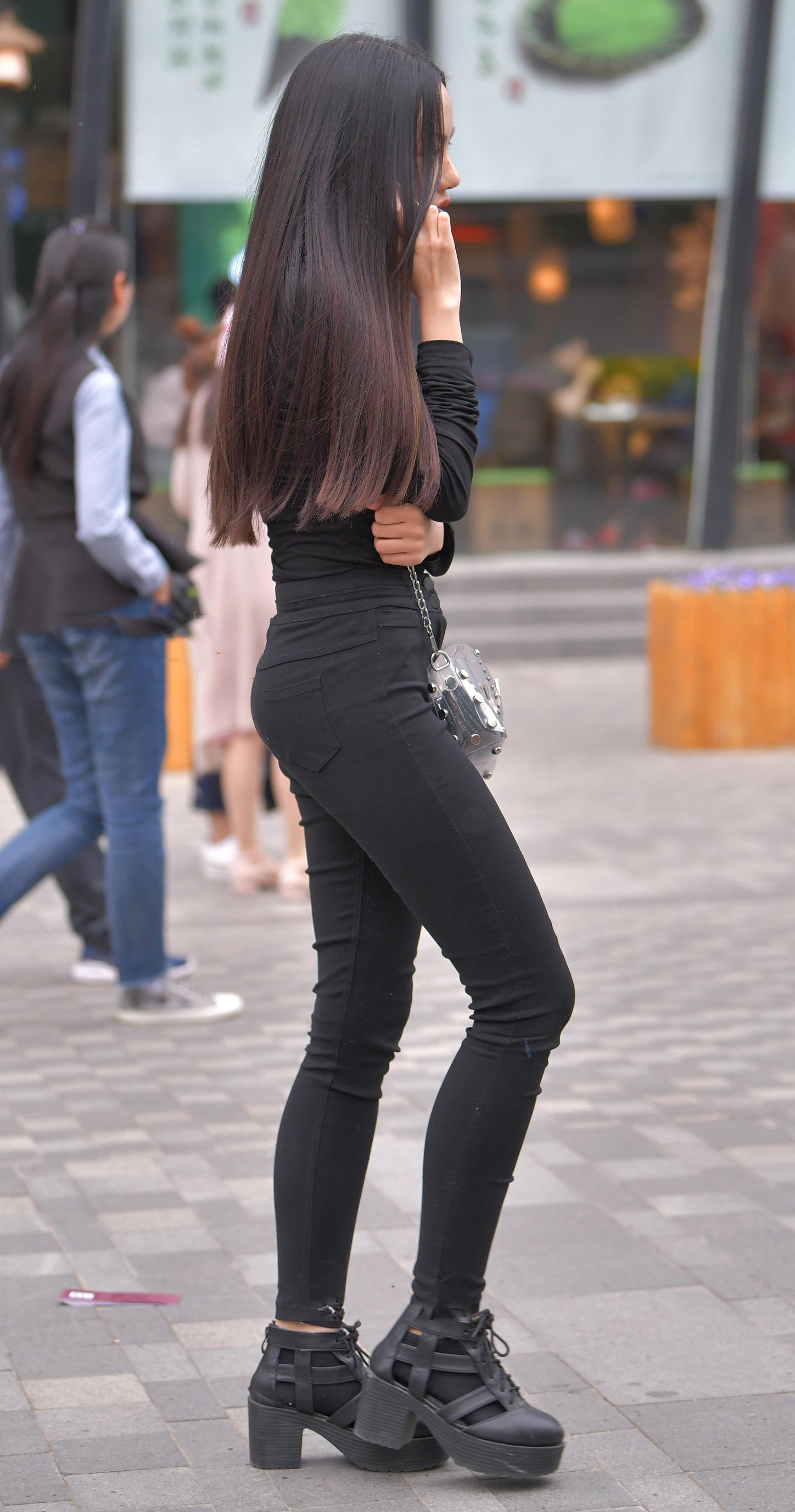 气质小姐姐紧身裤绷出细腻的勒痕，一字肩露出的纹身霸气侧漏