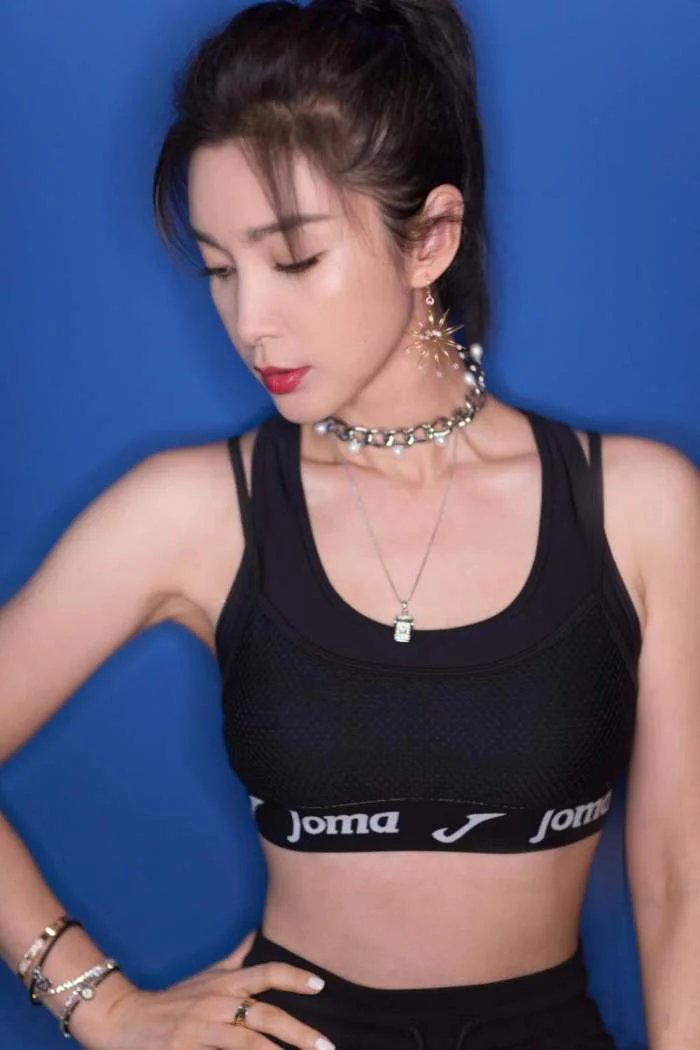 李冰冰全身只穿一件裹胸, 竟一点违和感都没有, 说她18岁我都信