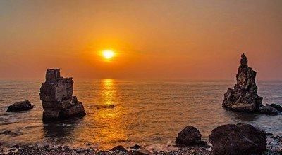 这个地方十分独特，夏天十分寒冷，冬天却很温和，吸引游客无数