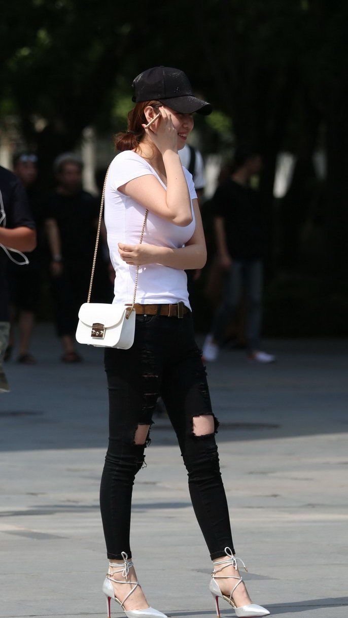 环城公园街拍:破洞牛仔裤美女，展现出成熟稳重的气质