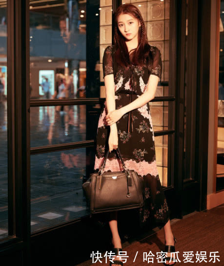 关晓彤衣品上升了，性感“蝴蝶背”超吸睛，网友：鹿晗该吃醋了