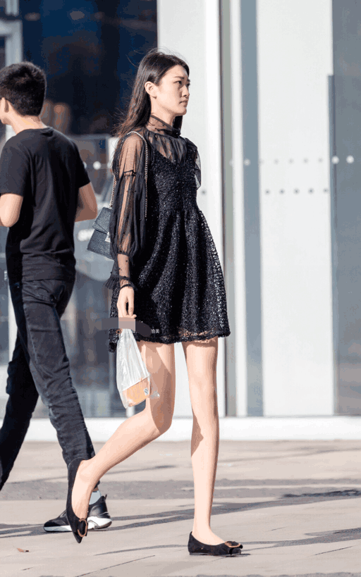 街拍: 连衣裙衬托成熟气息, 雪白肌肤引人注目