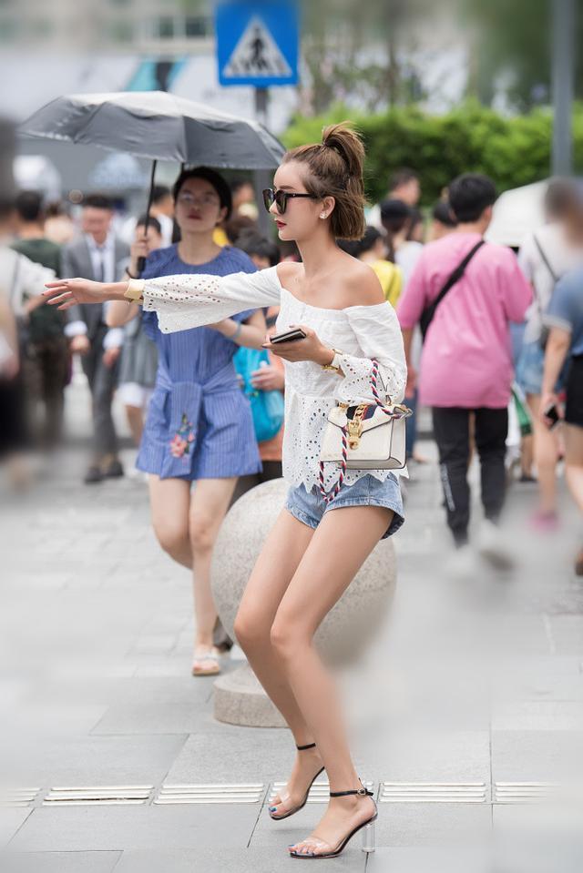 ?路人街拍，可爱小姐姐穿热裤，气质独特，令人移不开眼球！