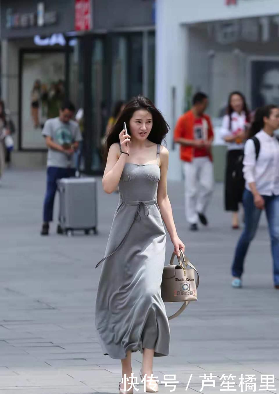 [ 瞬间]清新脱俗瞬间变得不一样！，街拍：小姐姐穿连衣裙出街