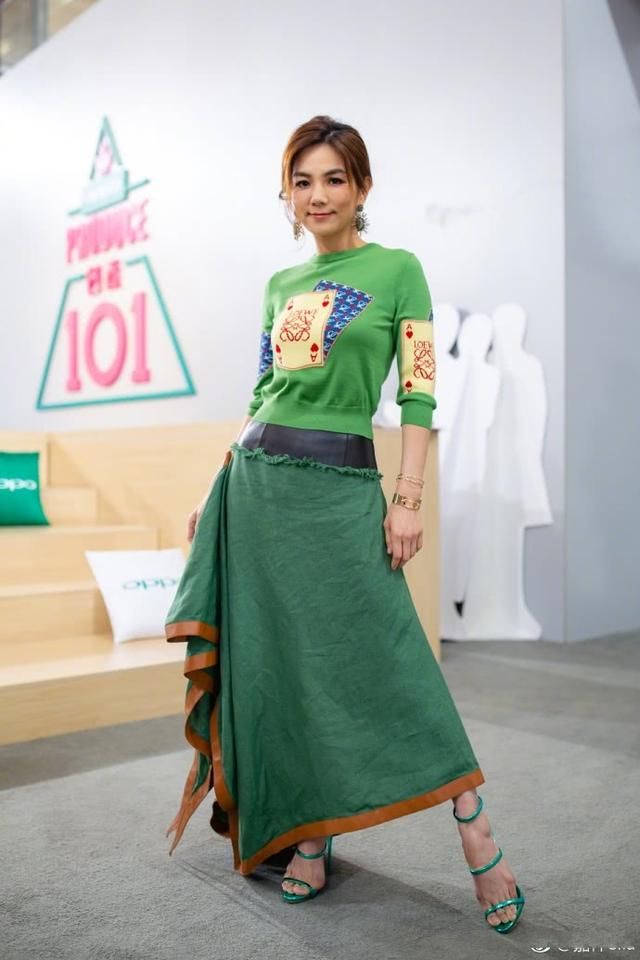 陈嘉桦一身绿装现身，看到她的脚趾我呆了，网友：强迫症都犯了！