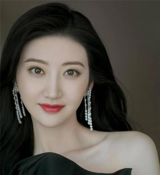  #女性来说#见过世面的女人，很少戴黄金首饰，瞧阔太们这4种，显高级又贵气