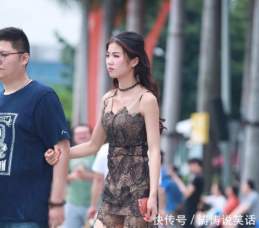  【位选择】街拍美女小姐姐搭配修身迷人的紧身裙，衬托出性感的线条！
