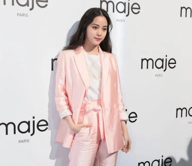 『女人』女人外出的时髦“战袍”,不浮夸也能抢占C位,还美得漫不经心?
