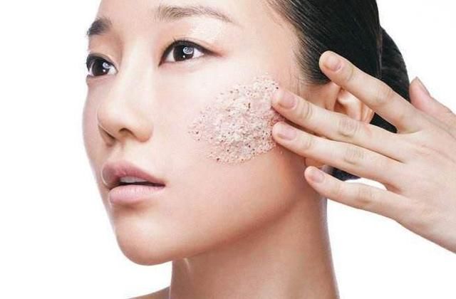 每天洗脸，鼻子上还能挤出小米粒，是螨虫一遍遍在毛孔制造垃圾！