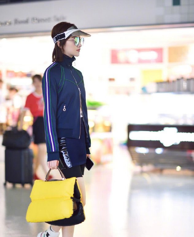 景甜出门，全身上下足足挂了6个奢侈牌子，网友:张继科买的吧?