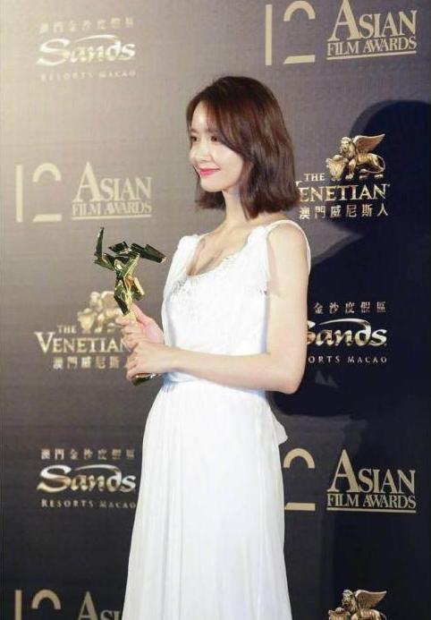 林允儿胆真肥! 穿一条蕾丝睡衣就走红毯? 网友: 韩星的时尚我不懂