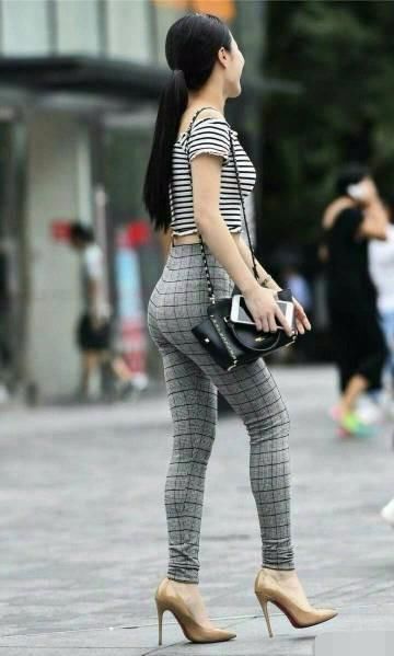 细高跟搭配修身小脚裤，女人夏天这样穿的背影绝对迷人!