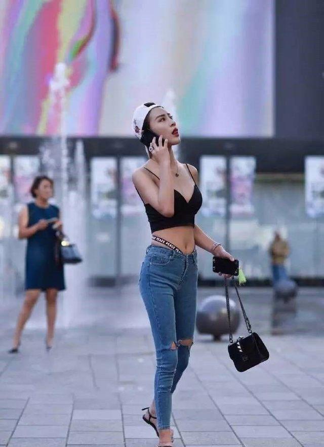 街拍美女: 一身清凉的打扮, 好身材确实应该这样穿