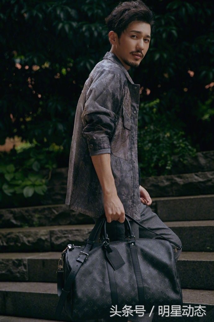 白宇时尚又帅气，霸道总裁范儿十足!